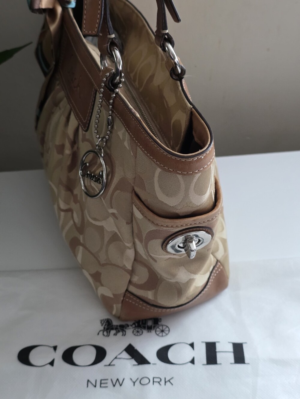 Coach Gallery Pleated Tote With Leather trim (2009) - Picture 11 of 15